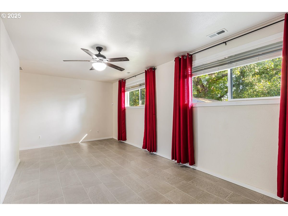 Portland, Oregon 97233, United States, 3 Bedrooms Bedrooms, ,3 BathroomsBathrooms,Residential,Active,228668