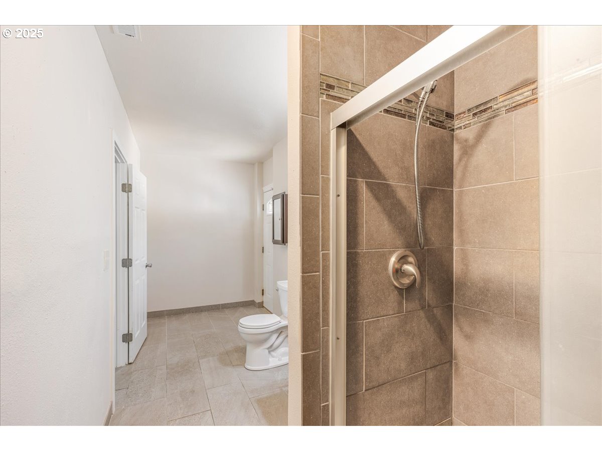 Portland, Oregon 97233, United States, 3 Bedrooms Bedrooms, ,3 BathroomsBathrooms,Residential,Active,228668