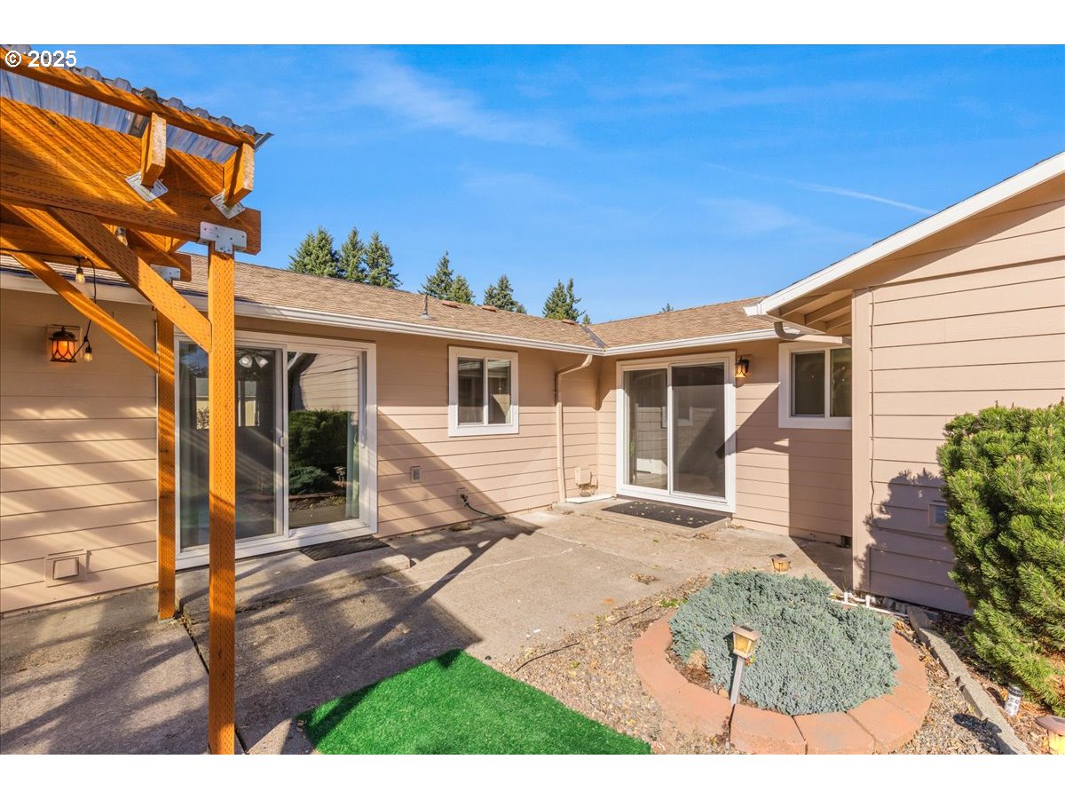 Portland, Oregon 97233, United States, 3 Bedrooms Bedrooms, ,3 BathroomsBathrooms,Residential,Active,228668