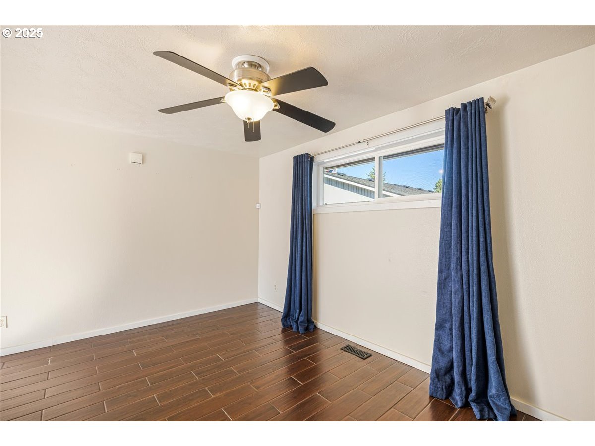 Portland, Oregon 97233, United States, 3 Bedrooms Bedrooms, ,3 BathroomsBathrooms,Residential,Active,228668