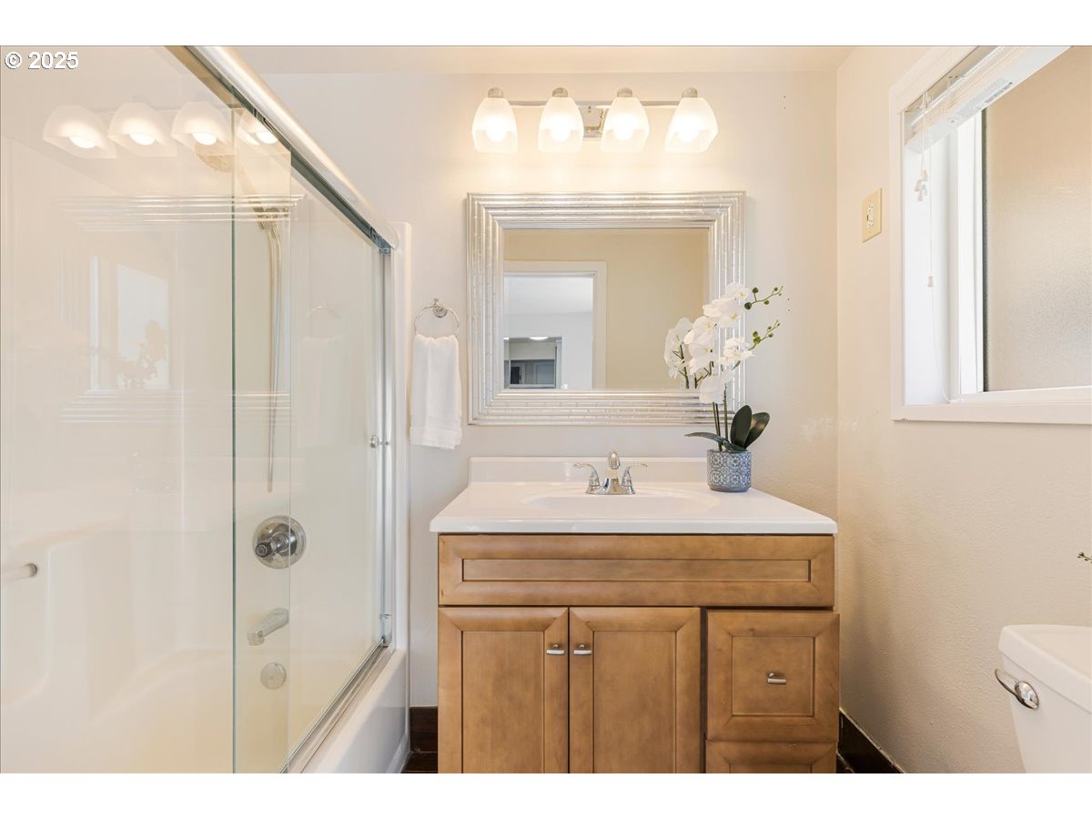 Portland, Oregon 97233, United States, 3 Bedrooms Bedrooms, ,3 BathroomsBathrooms,Residential,Active,228668