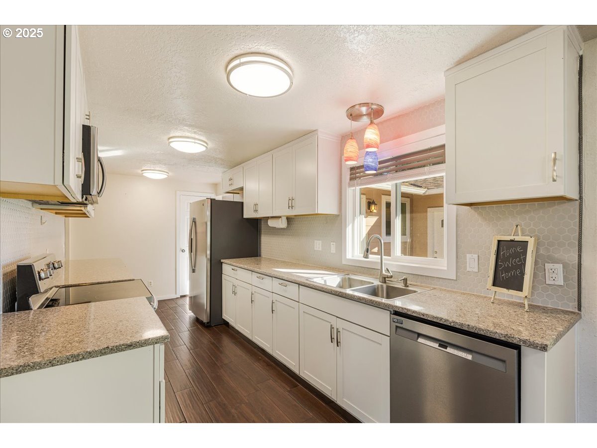 Portland, Oregon 97233, United States, 3 Bedrooms Bedrooms, ,3 BathroomsBathrooms,Residential,Active,228668