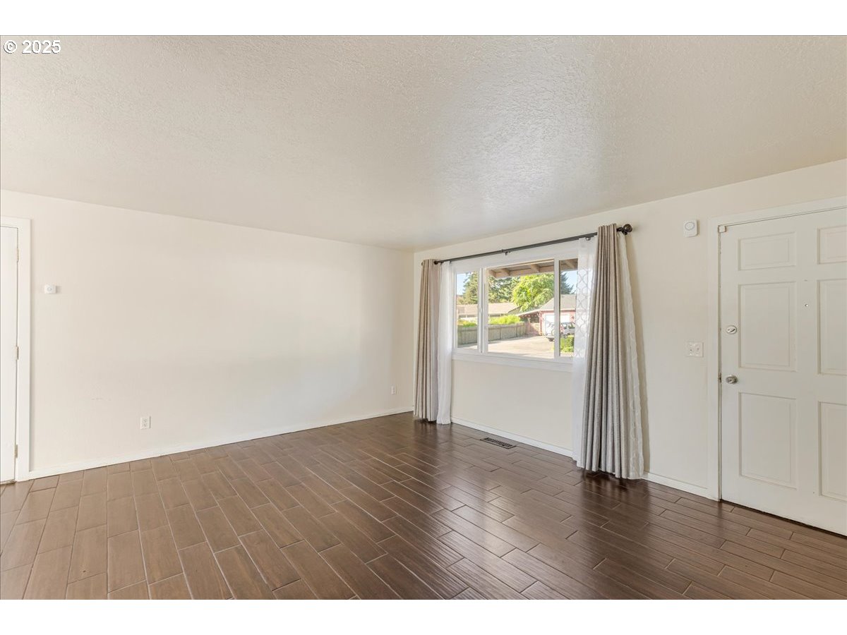 Portland, Oregon 97233, United States, 3 Bedrooms Bedrooms, ,3 BathroomsBathrooms,Residential,Active,228668