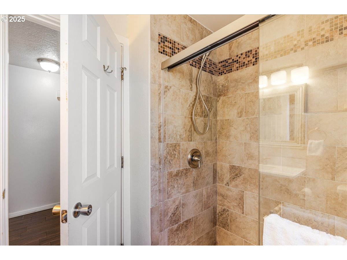 Portland, Oregon 97233, United States, 3 Bedrooms Bedrooms, ,3 BathroomsBathrooms,Residential,Active,228668