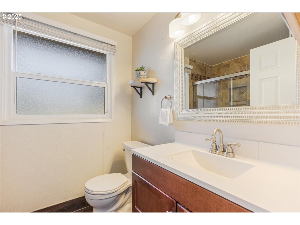 Portland, Oregon 97233, United States, 3 Bedrooms Bedrooms, ,3 BathroomsBathrooms,Residential,Active,228668