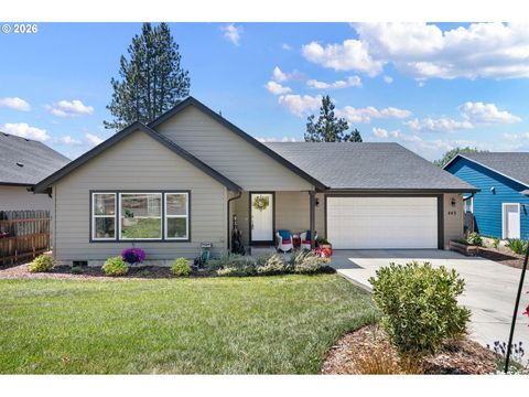Photo of 443 N Hyland Ln, Lowell, OR 97452 (MLS # 406304798)