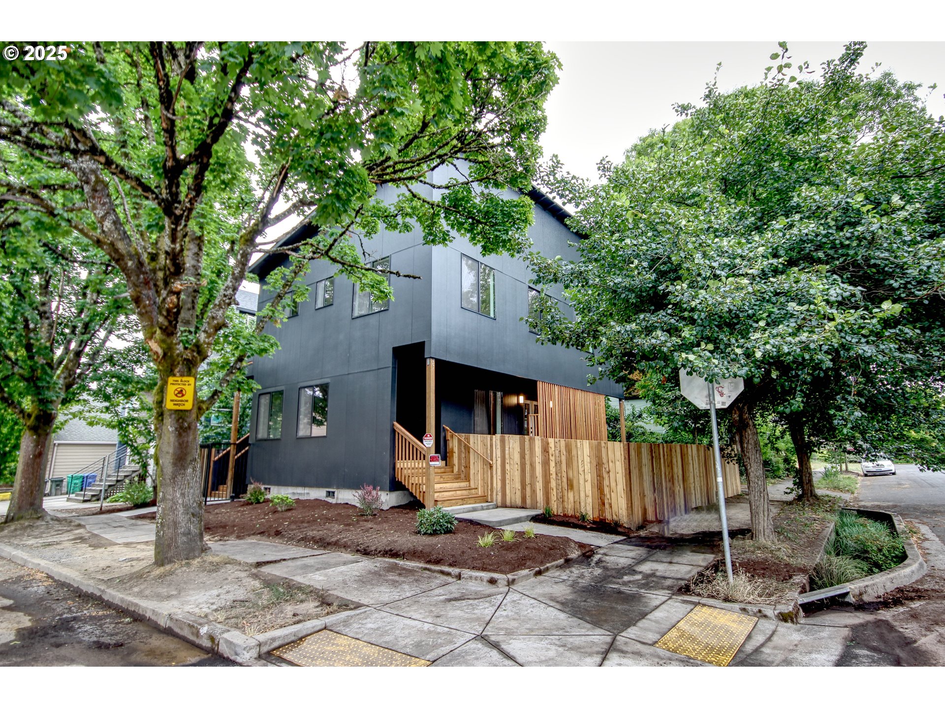 1404 SE FRANKLIN ST