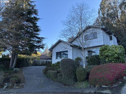 2225 MAINE CT North Bend OR 97459