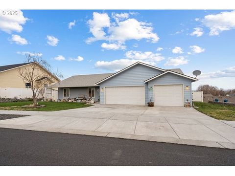 Photo of 114 SW Desert Sky Dr, Hermiston, OR 97838 (MLS # 343571522)