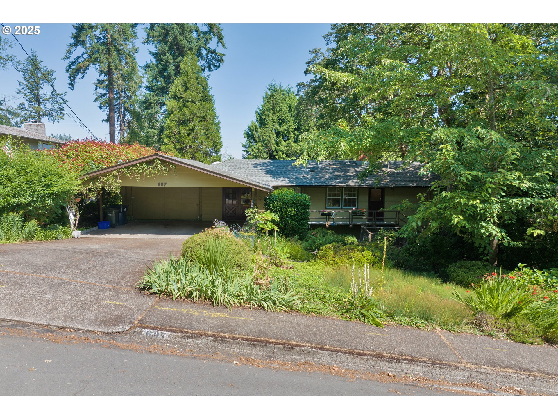 607 E 39TH PL