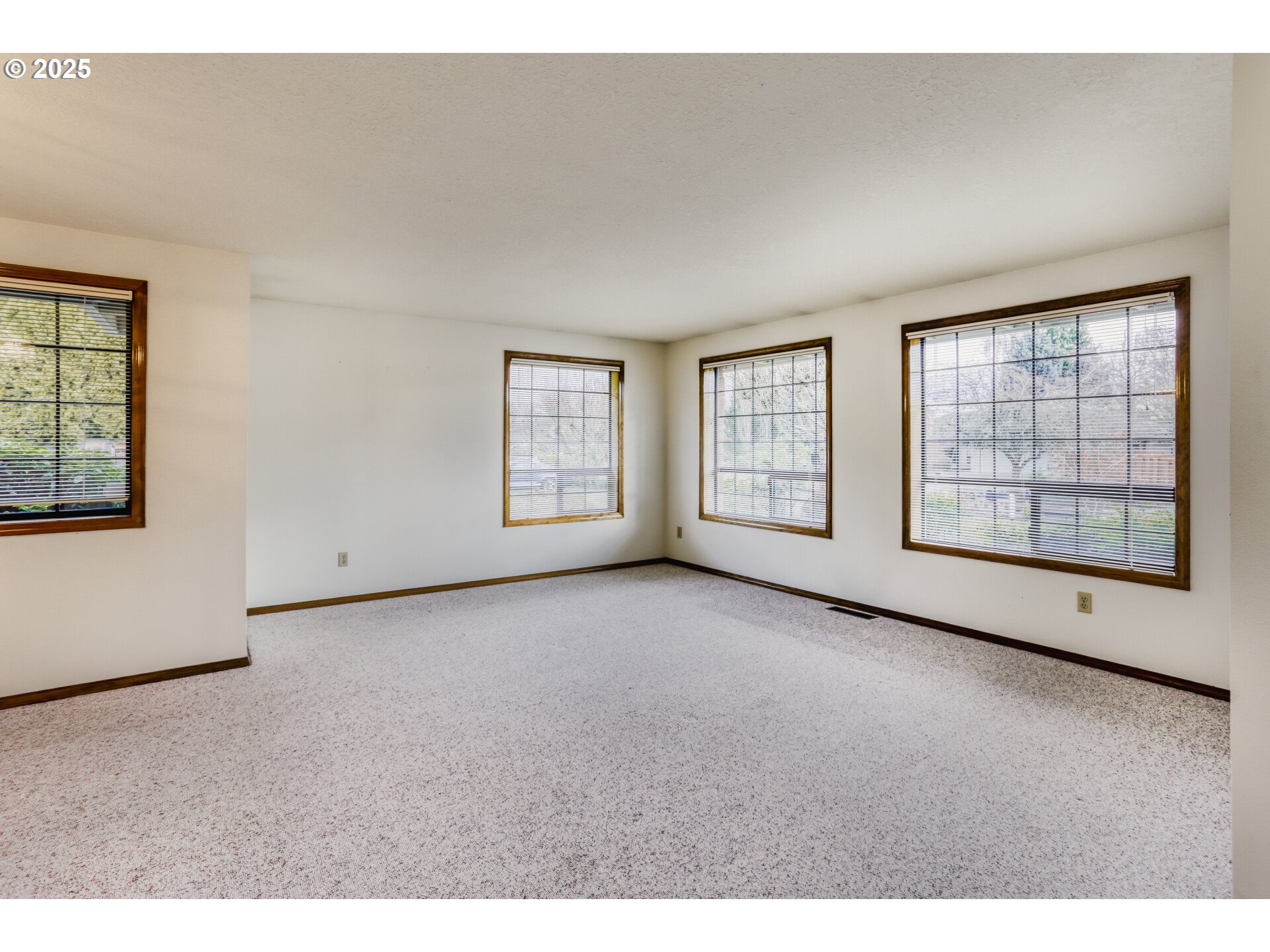 1621 NE GREENSWORD DR