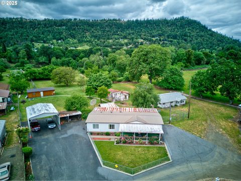 1548 HARLAN ST Roseburg OR 97471