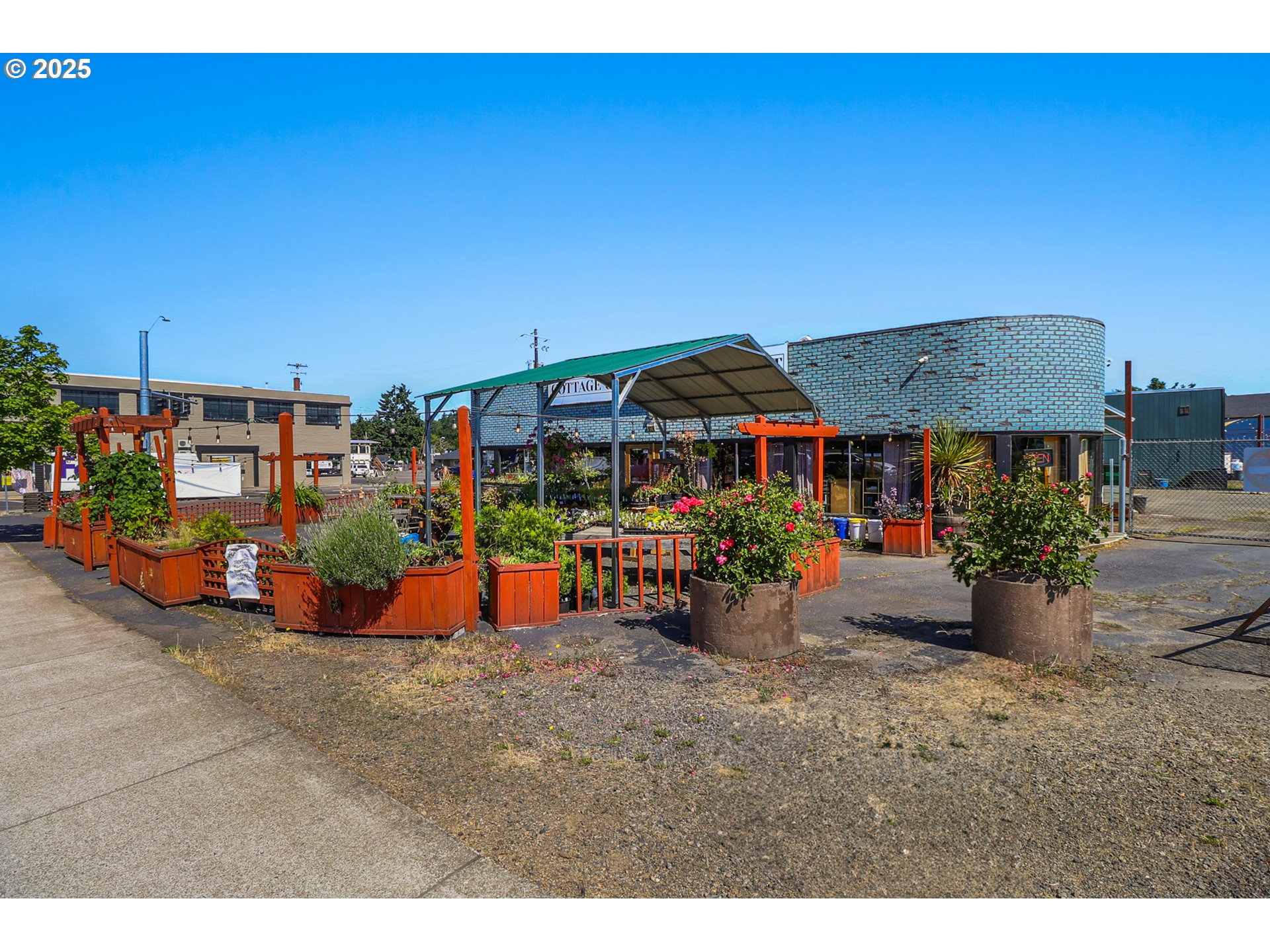 926 E MAIN ST