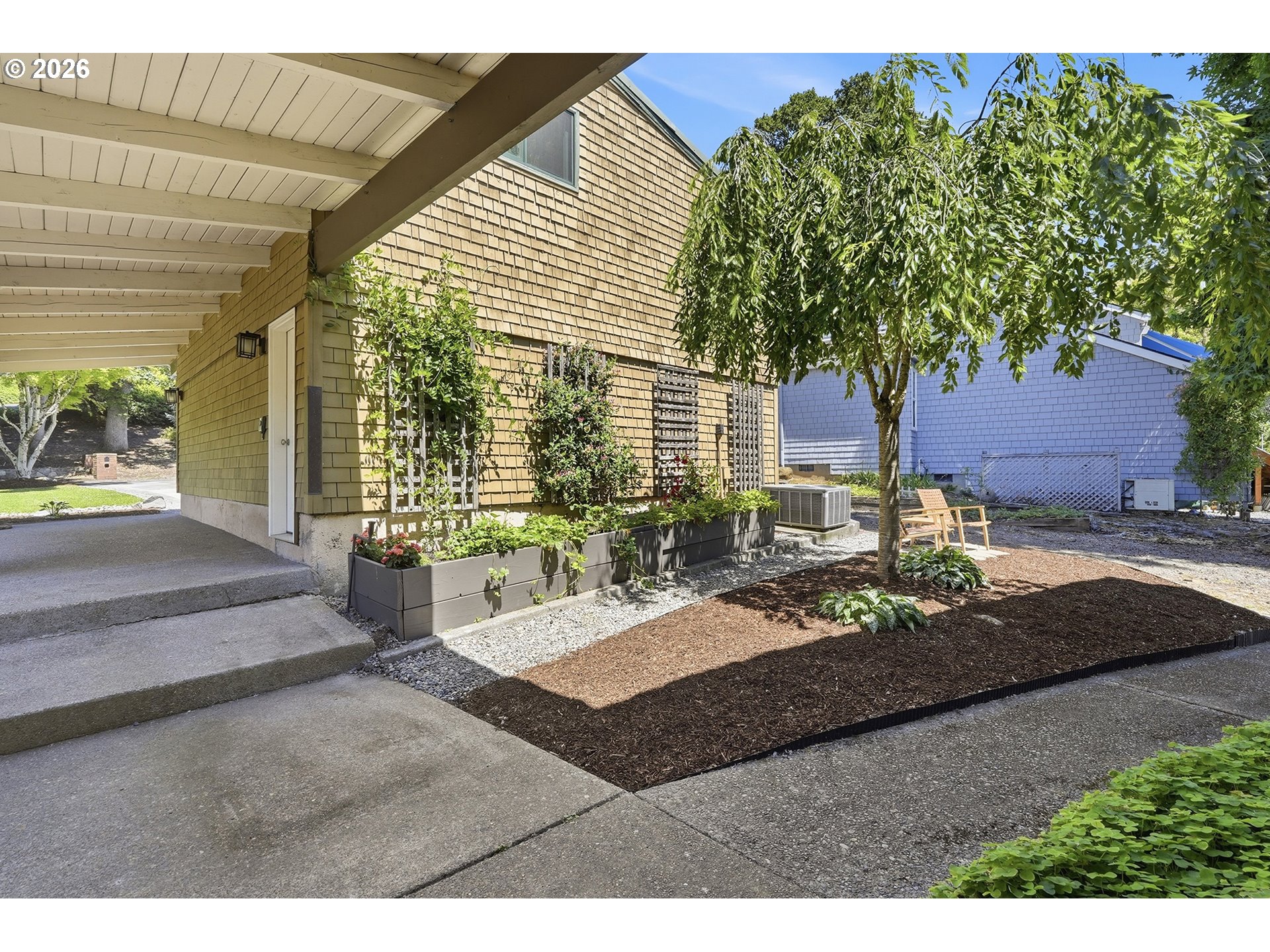 20122 NE INTERLACHEN LN