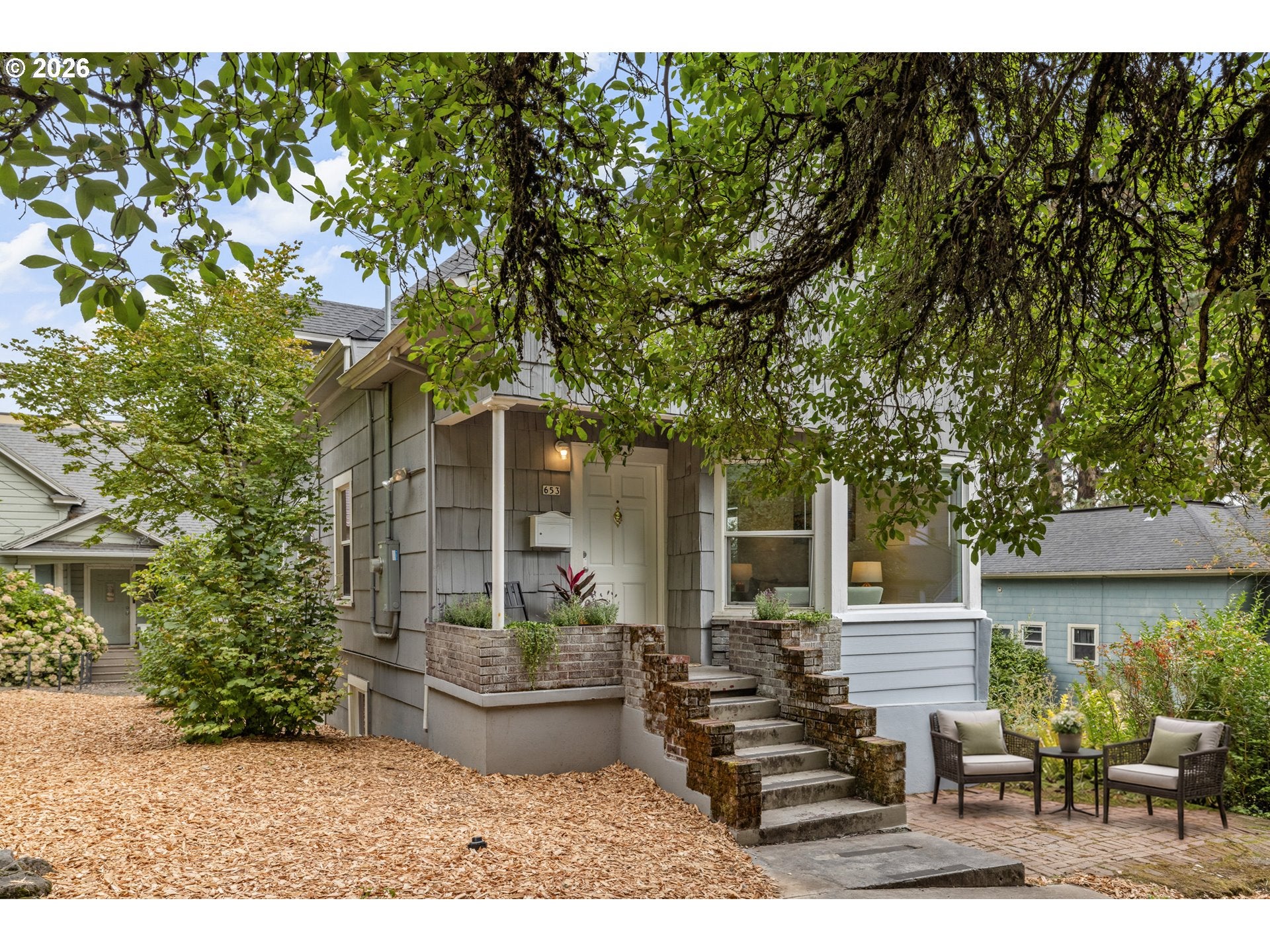 653 SW SHERMAN ST — 5 bed 2 bath Single Family Residence