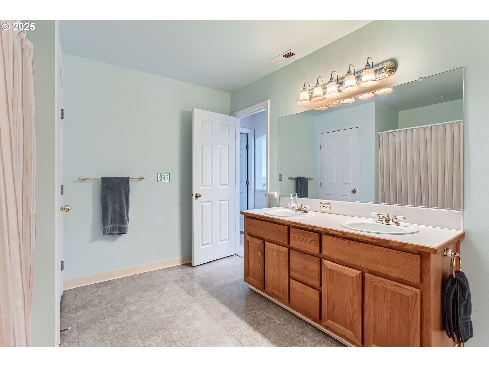 Vancouver, Washington 98661, United States, 2 Bedrooms Bedrooms, ,2 BathroomsBathrooms,Residential,Active,95781