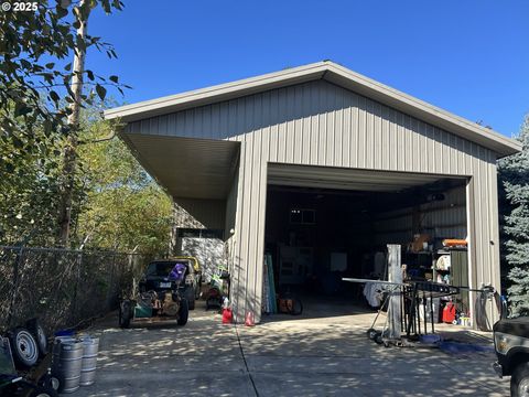 571 NW WADE ST Estacada OR 97023