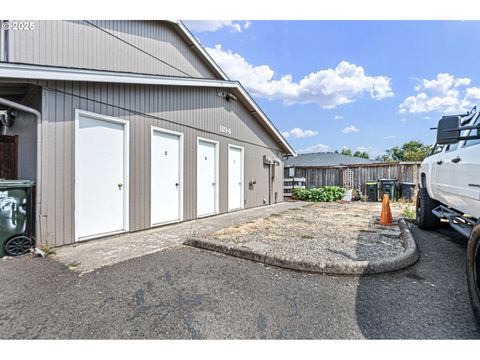 1194 R ST Springfield OR 97477