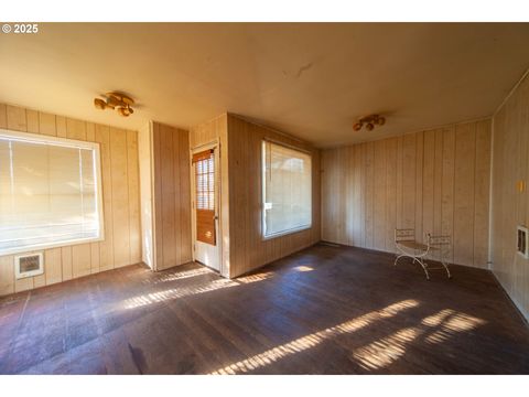 A home in Reedsport