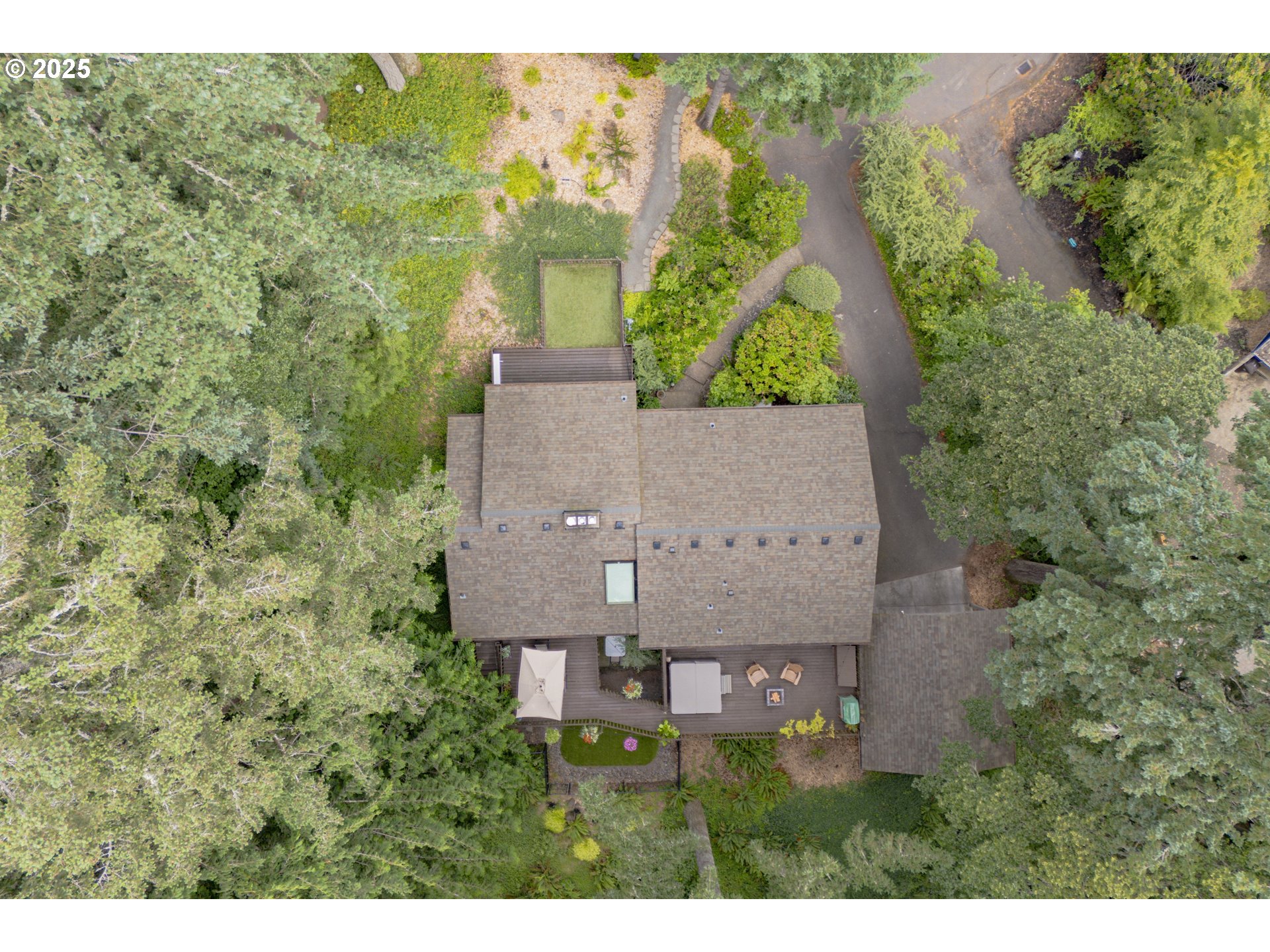 2592 HILLCREST CT