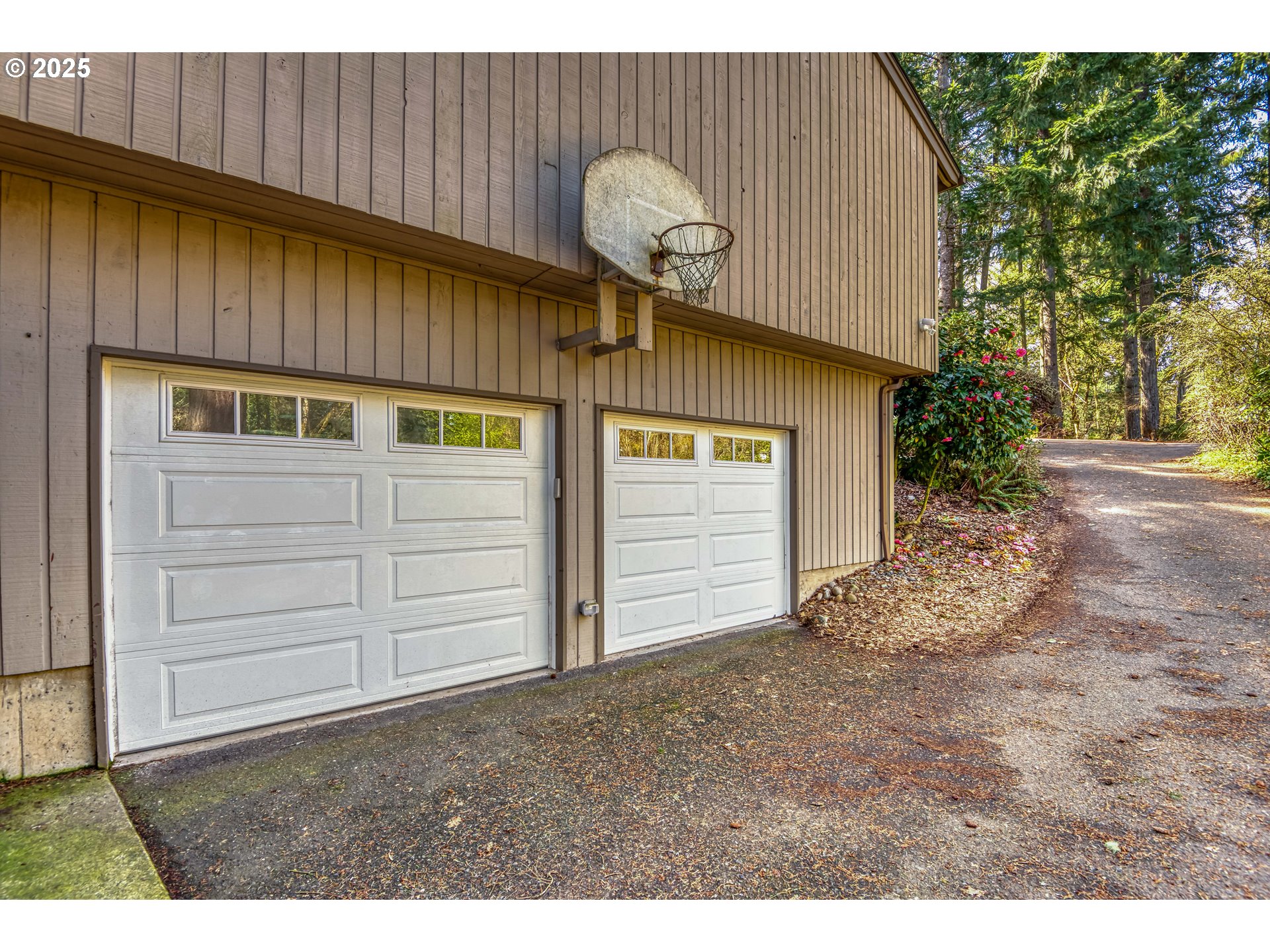 2592 HILLCREST CT
