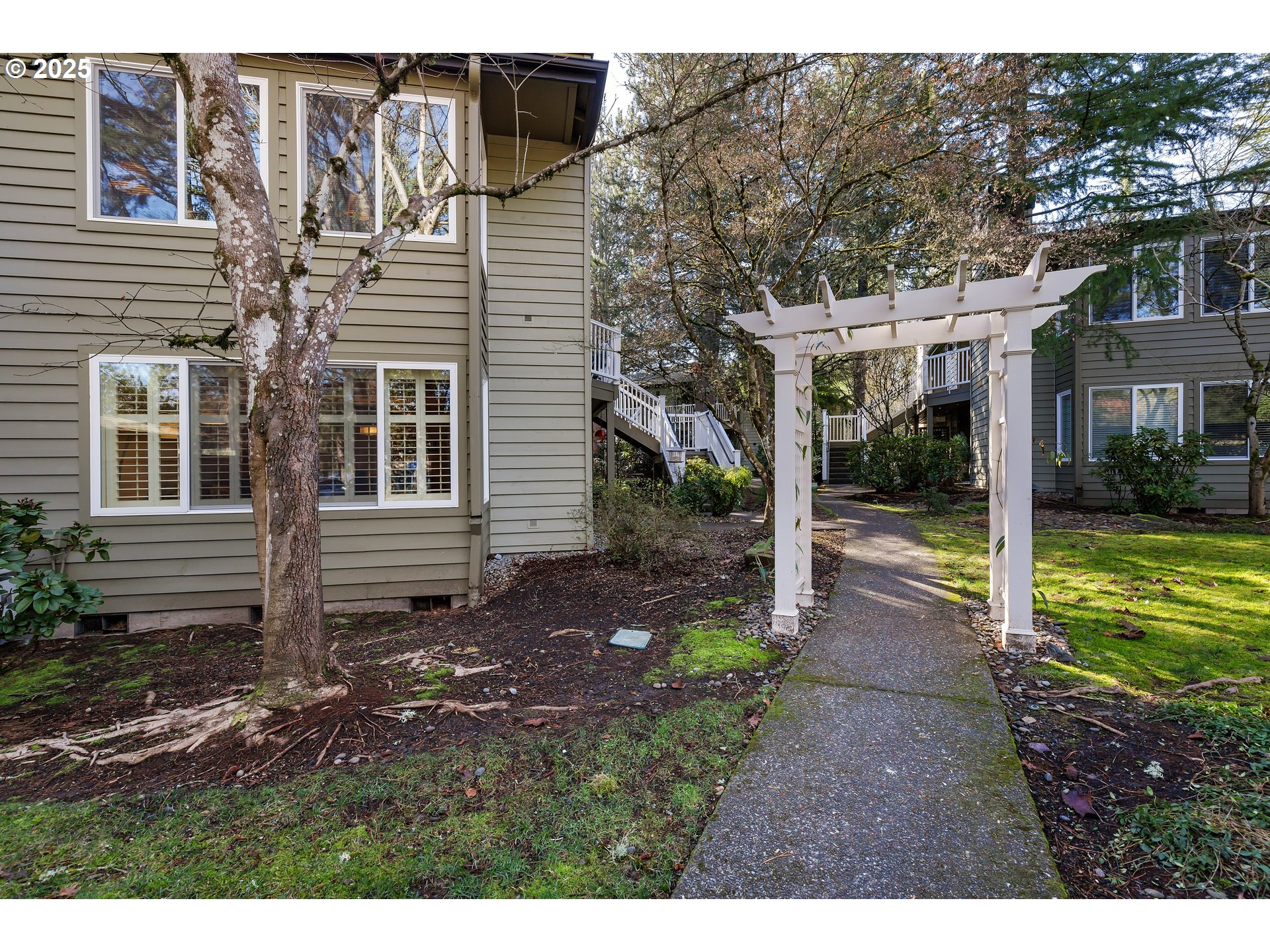 5057 FOOTHILLS DR H

                                                                             Lake Oswego                                

                                    , OR - $549,900