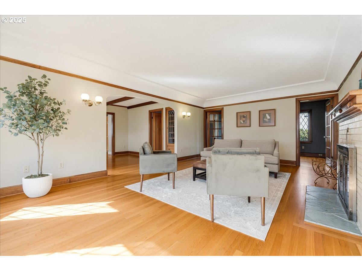 545 HOLMES LN