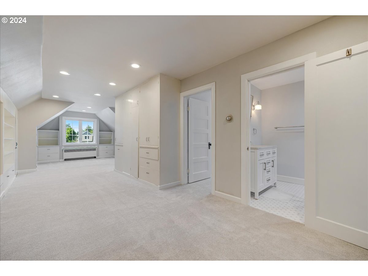 Oregon City, Oregon 97045, United States, 4 Bedrooms Bedrooms, ,3 BathroomsBathrooms,Residential,Active,93554