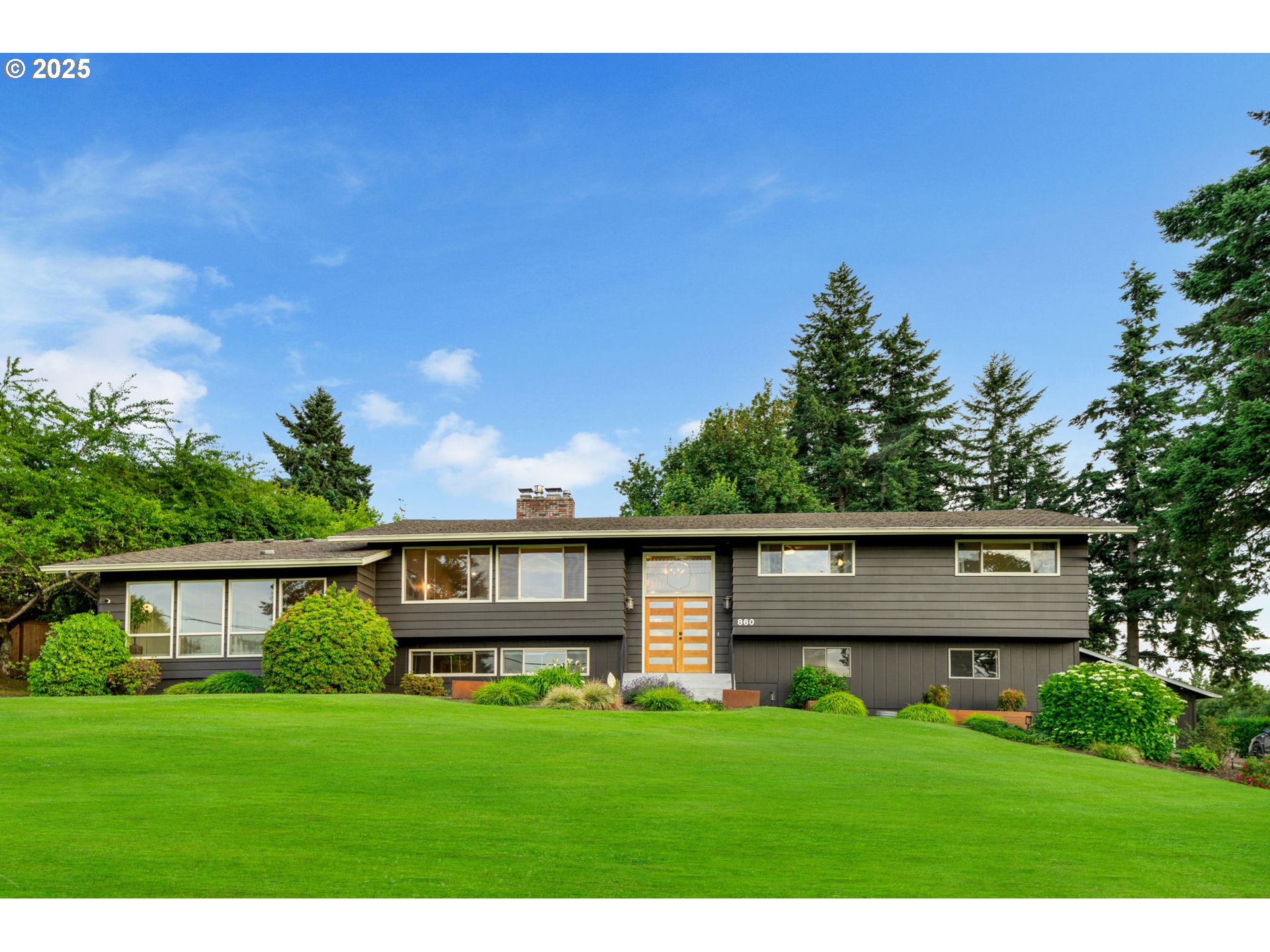 860 SKYLAND DR