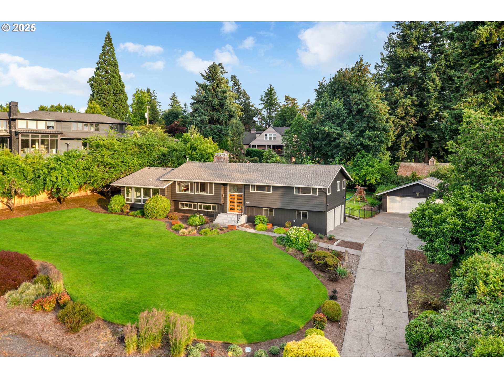 860 SKYLAND DR