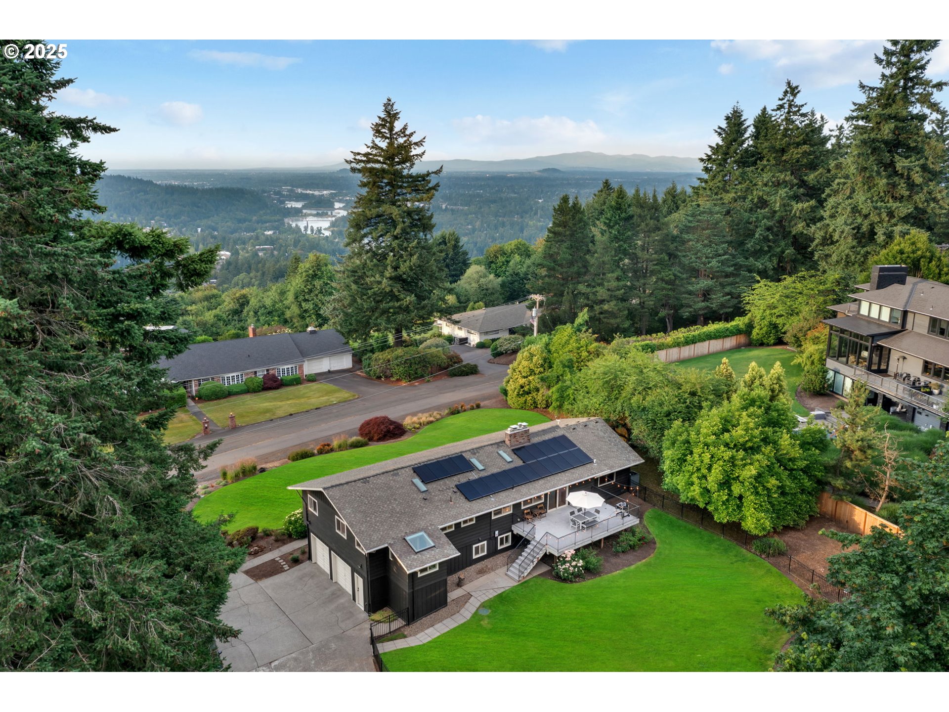 860 SKYLAND DR