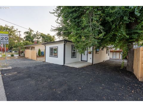 A home in Woodburn