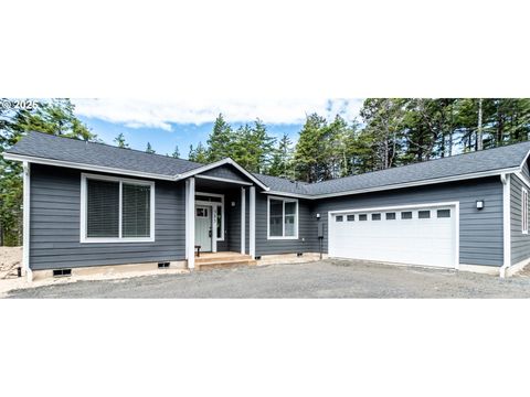385 Pacific Dunes Dr, North Bend, OR 97459 - MLS#: 24139618