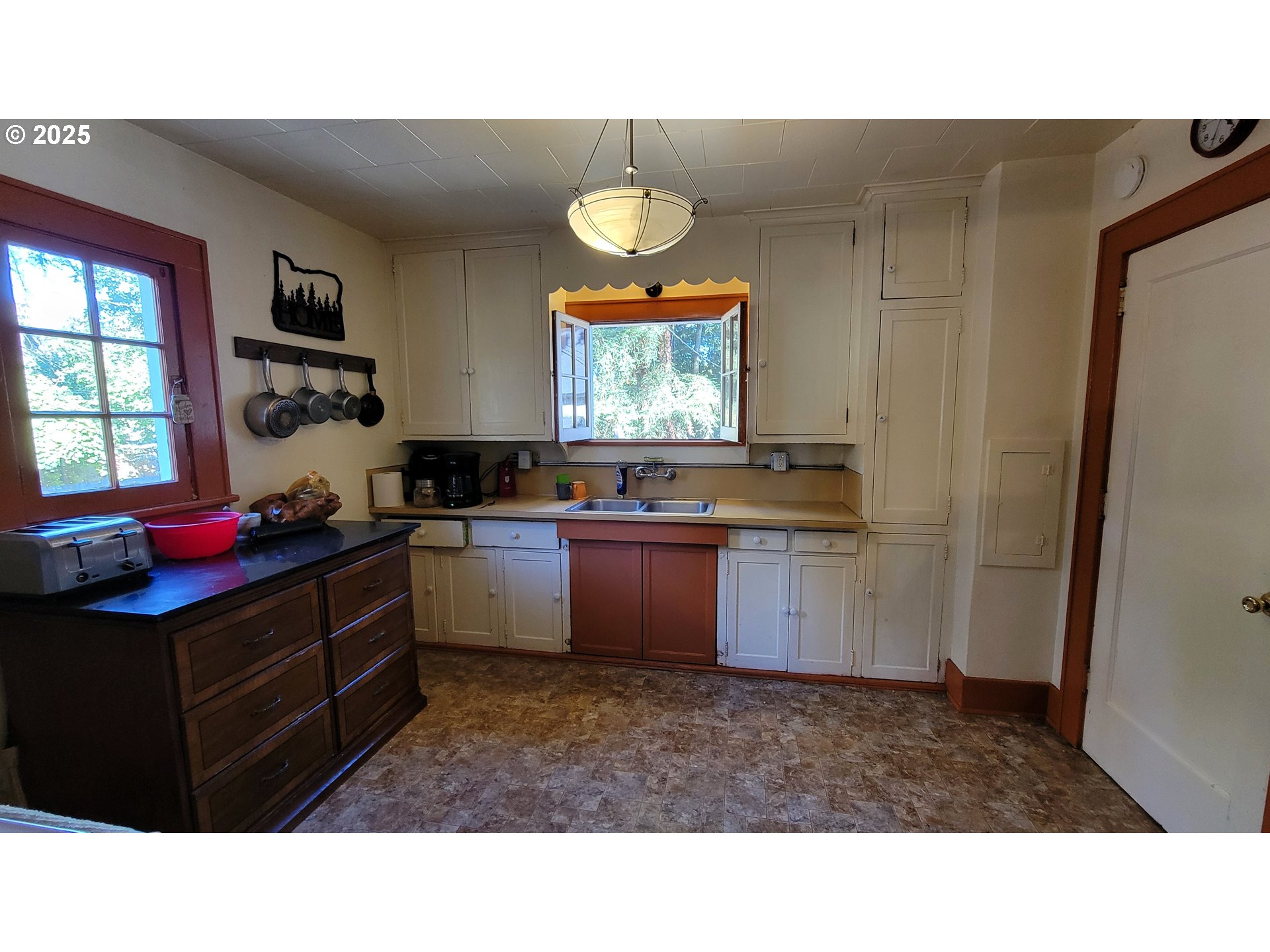 1445 W 11TH AVE