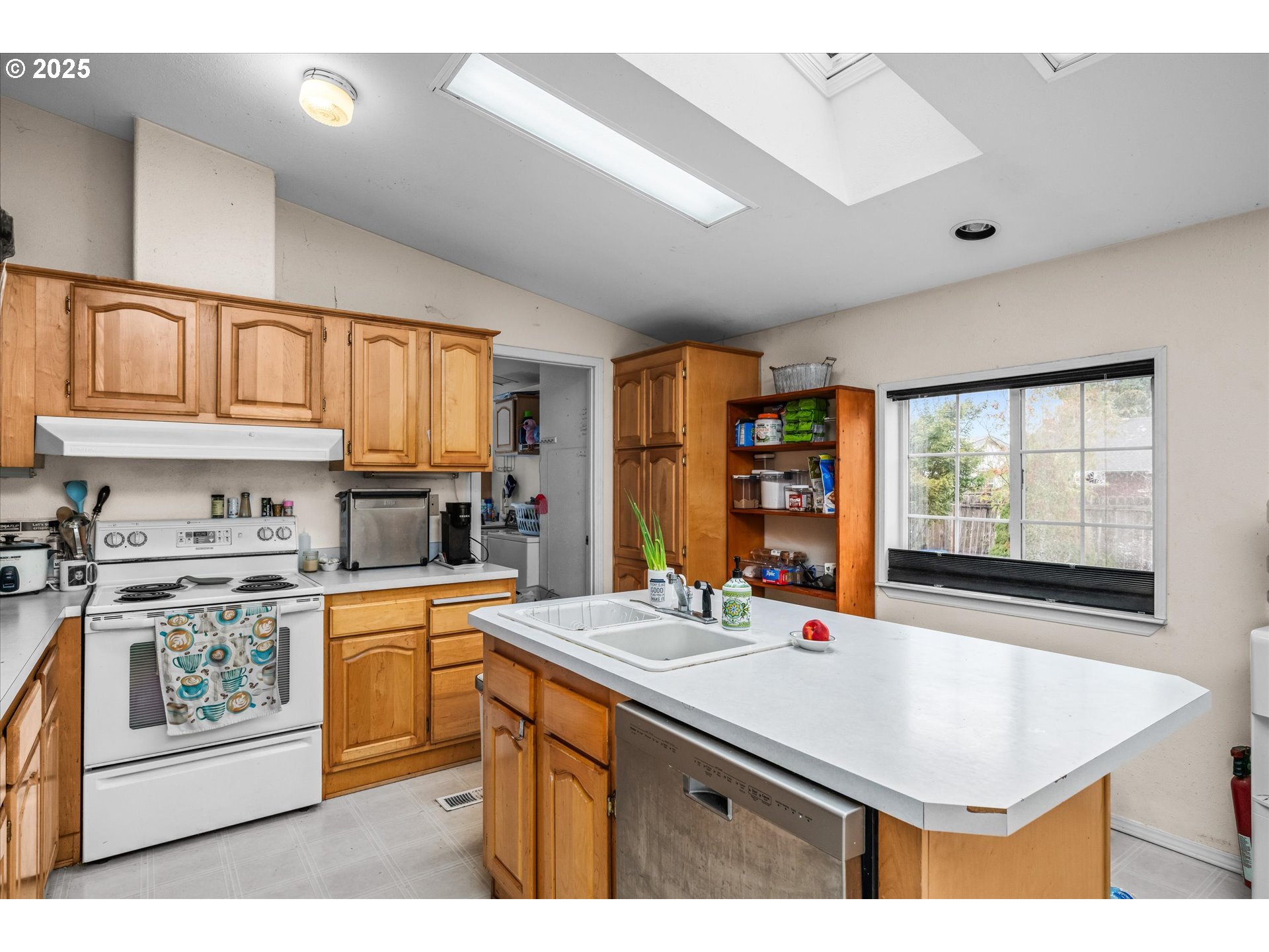 Eugene, Oregon 97402, United States, 4 Bedrooms Bedrooms, ,2 BathroomsBathrooms,Residential,Pending,208933