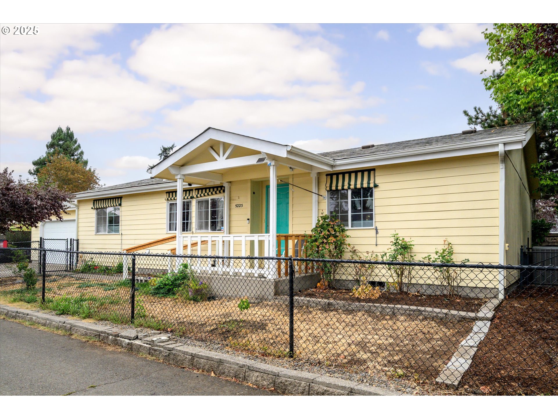 Eugene, Oregon 97402, United States, 4 Bedrooms Bedrooms, ,2 BathroomsBathrooms,Residential,Pending,208933