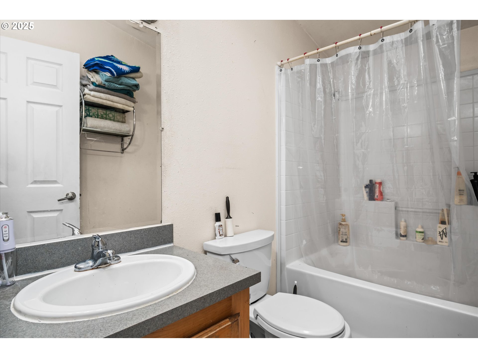 Eugene, Oregon 97402, United States, 4 Bedrooms Bedrooms, ,2 BathroomsBathrooms,Residential,Pending,208933