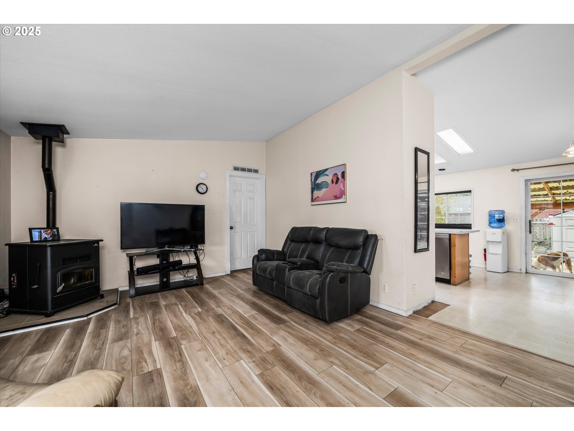 Eugene, Oregon 97402, United States, 4 Bedrooms Bedrooms, ,2 BathroomsBathrooms,Residential,Pending,208933