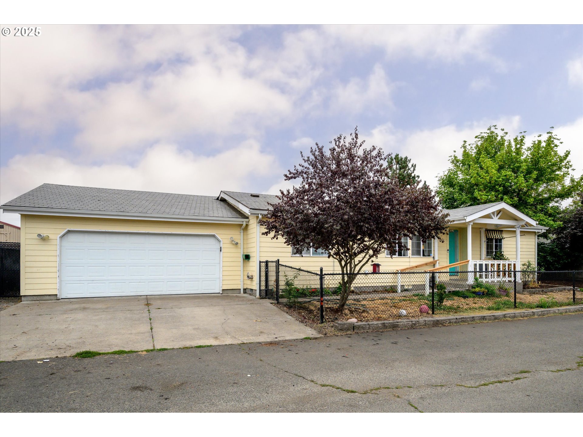 Eugene, Oregon 97402, United States, 4 Bedrooms Bedrooms, ,2 BathroomsBathrooms,Residential,Pending,208933