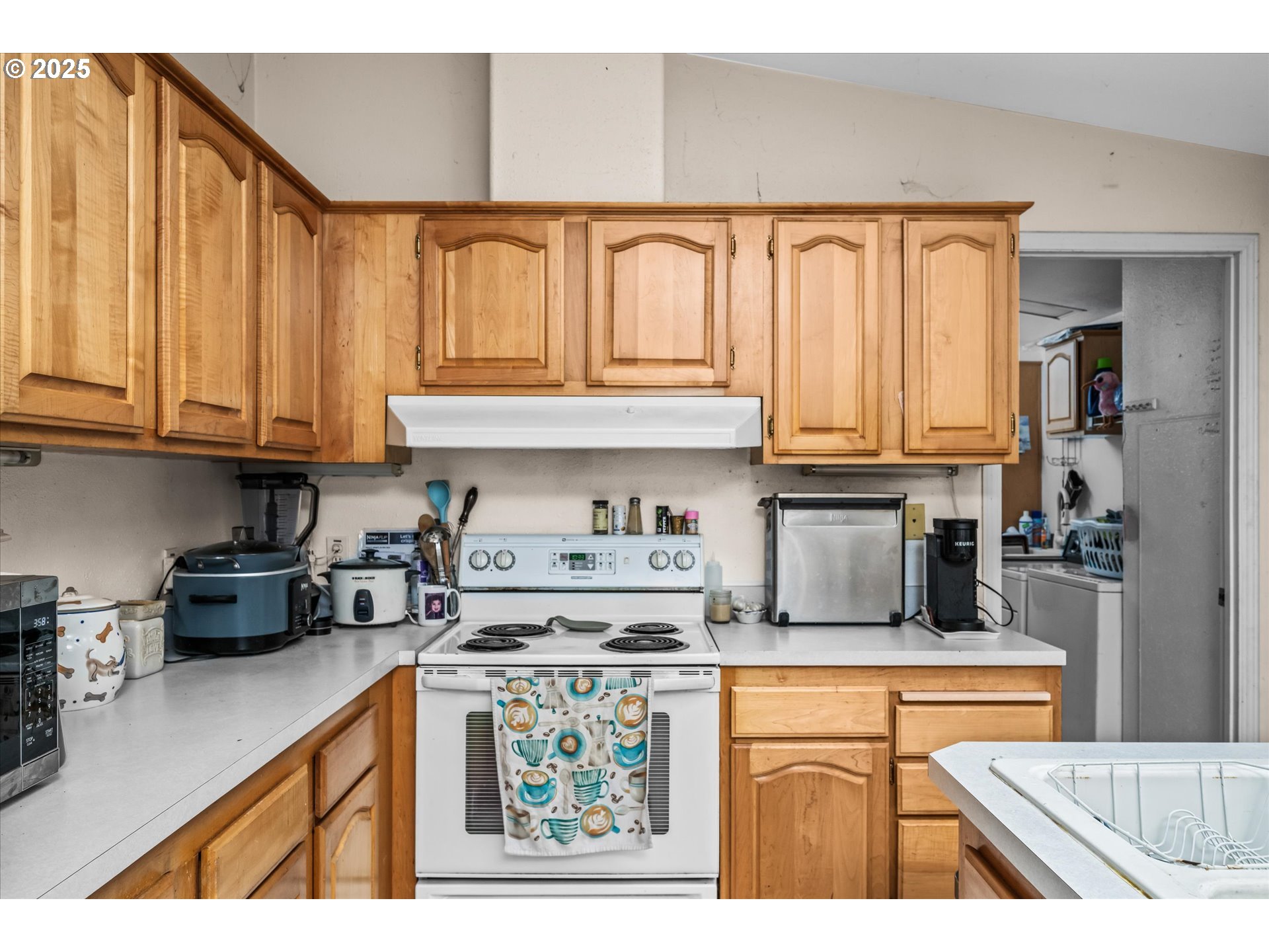 Eugene, Oregon 97402, United States, 4 Bedrooms Bedrooms, ,2 BathroomsBathrooms,Residential,Pending,208933