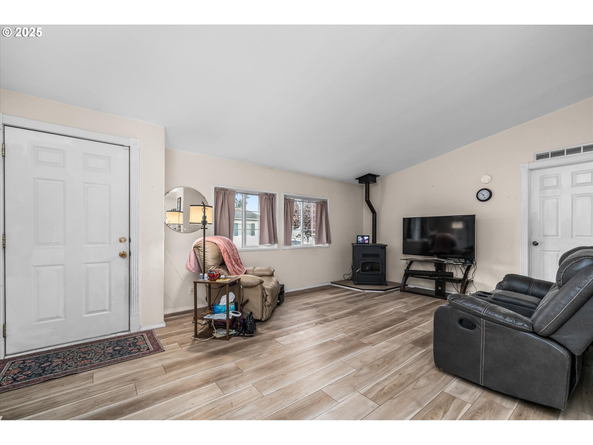 Eugene, Oregon 97402, United States, 4 Bedrooms Bedrooms, ,2 BathroomsBathrooms,Residential,Pending,208933