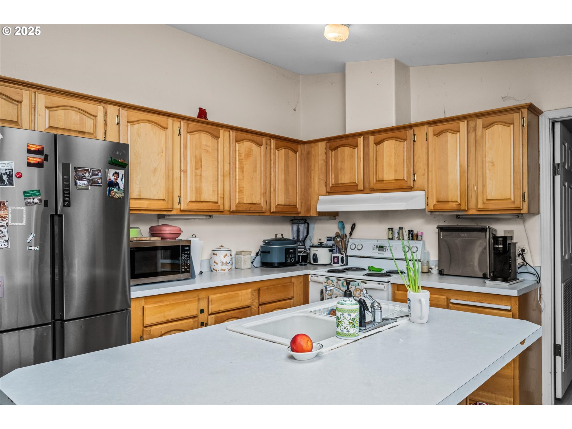 Eugene, Oregon 97402, United States, 4 Bedrooms Bedrooms, ,2 BathroomsBathrooms,Residential,Pending,208933