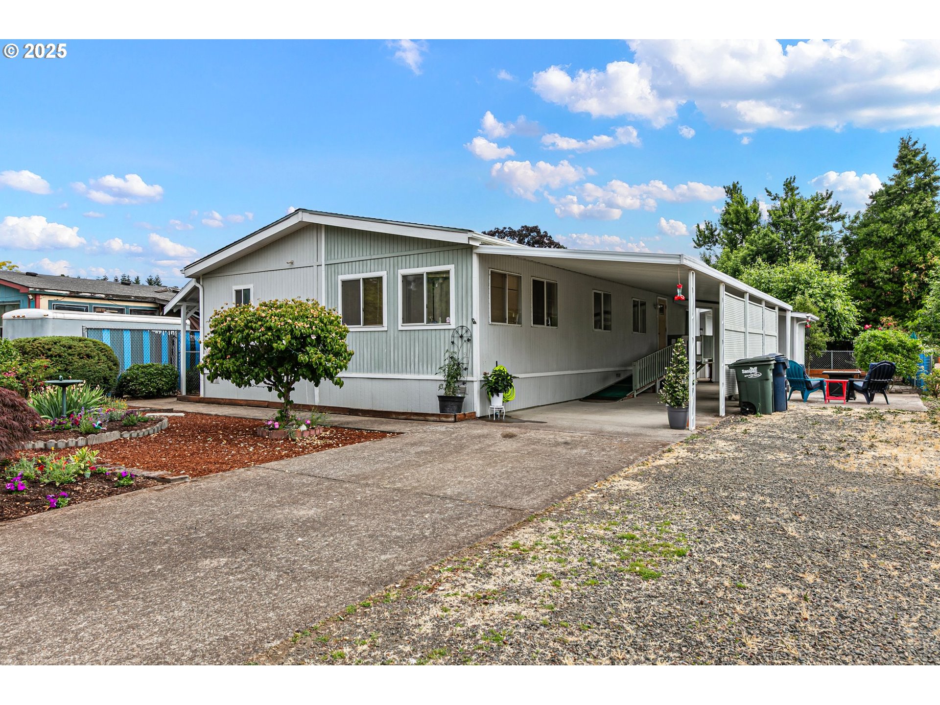 484 SCOTTS GLEN DR