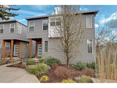 2813 SE HAWTHORNE BLVD Portland OR 97214