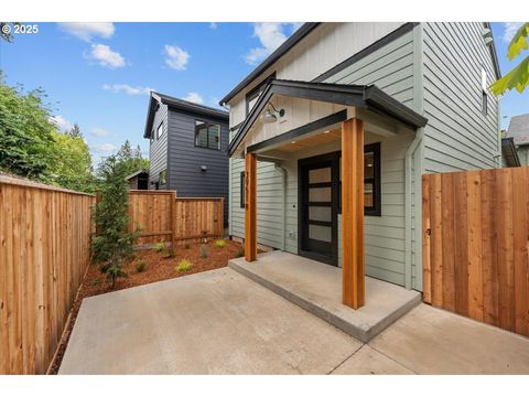 3951 SE Liebe ST B Portland OR 97202