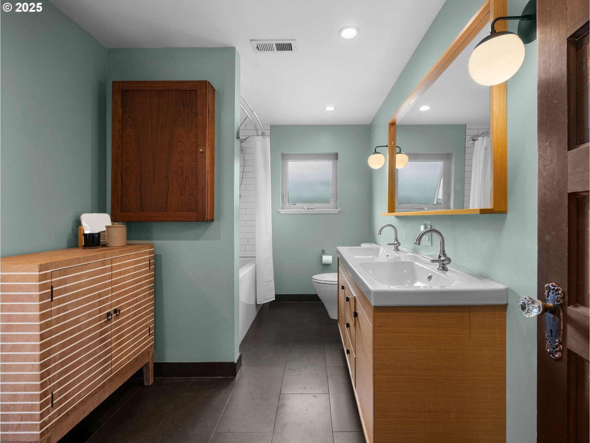 Portland, Oregon 97217, United States, 5 Bedrooms Bedrooms, ,3 BathroomsBathrooms,Residential,Active,192224