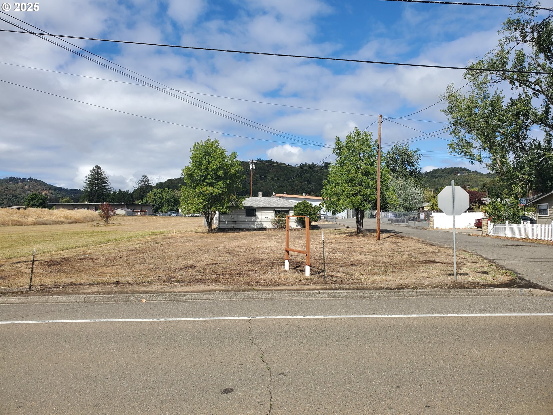 132 NE SAWYERS LN