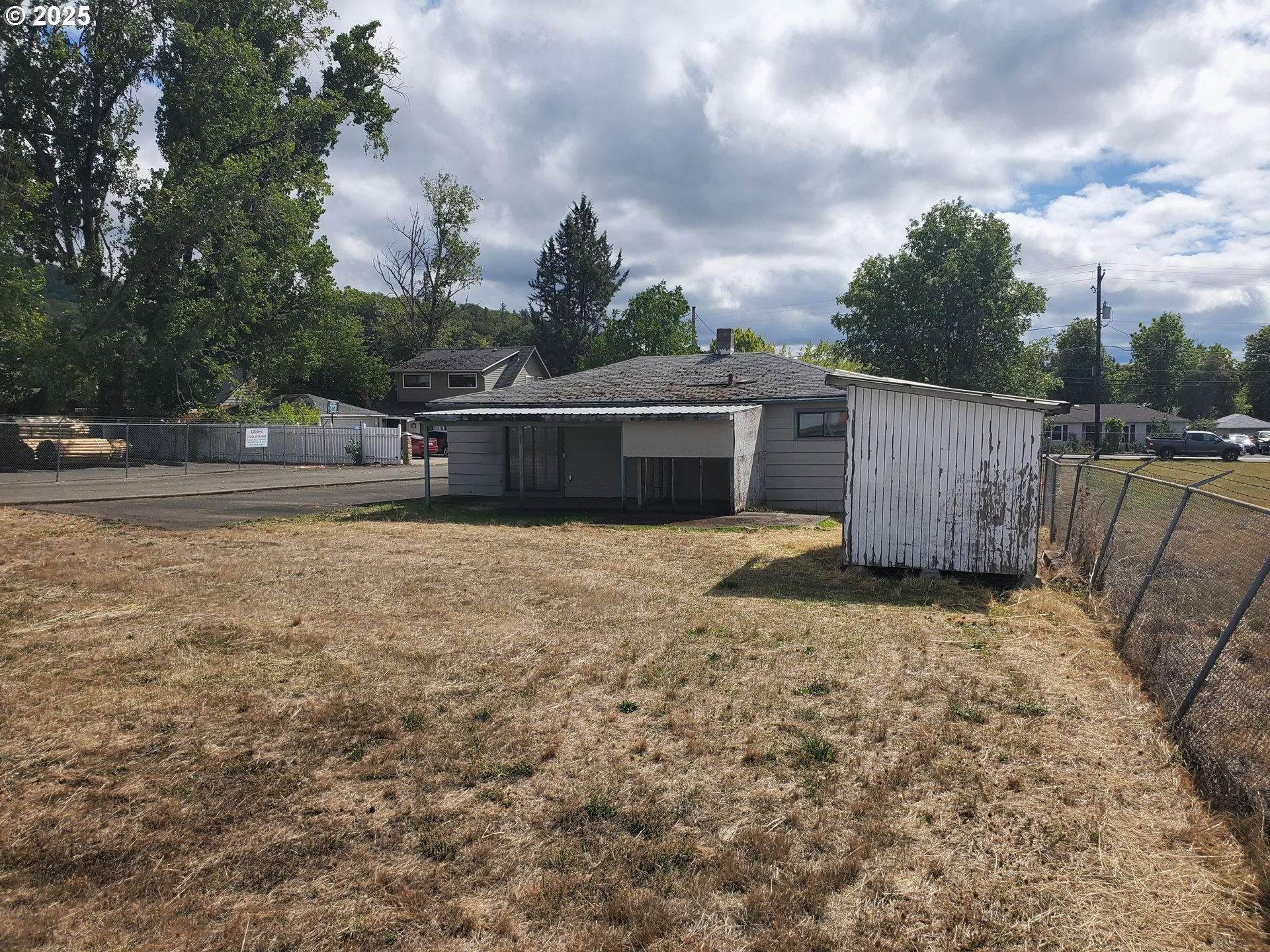 132 NE SAWYERS LN