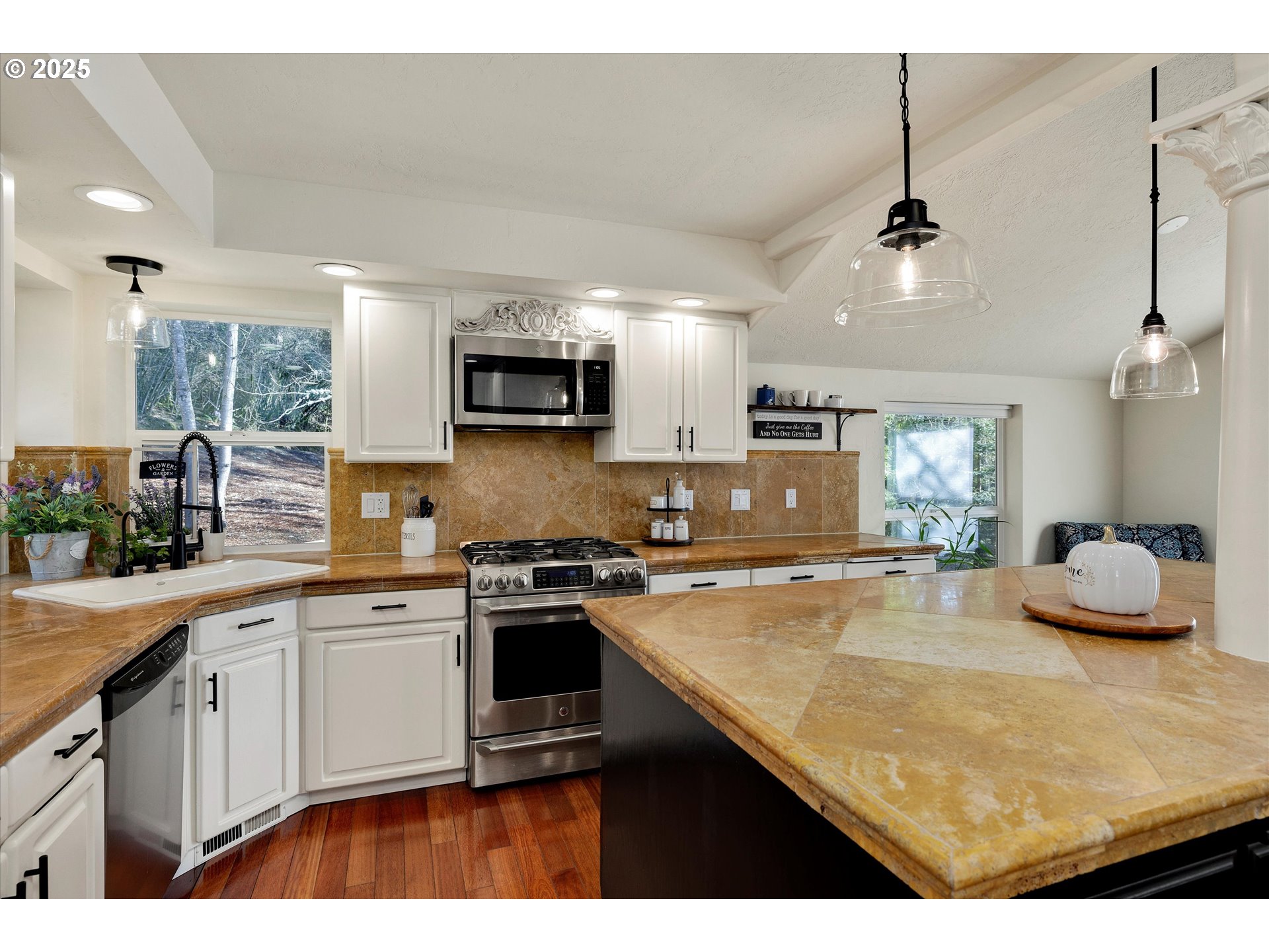 Amity, Oregon 97101, United States, 4 Bedrooms Bedrooms, ,3 BathroomsBathrooms,Residential,Active,2208