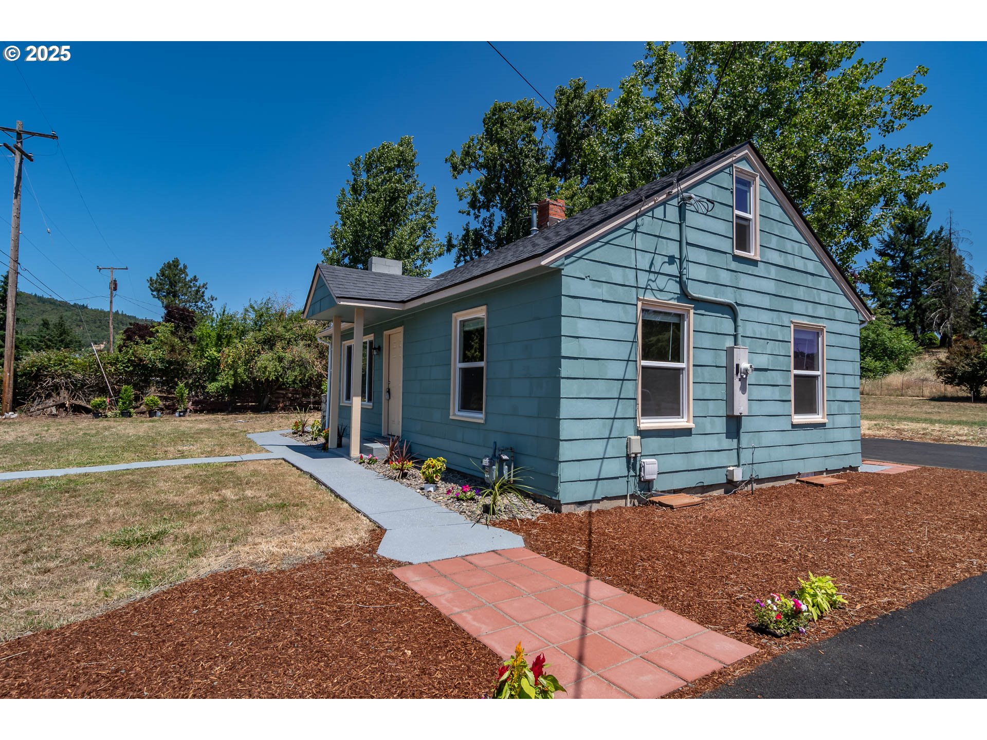 335 NE CUMMINS ST
